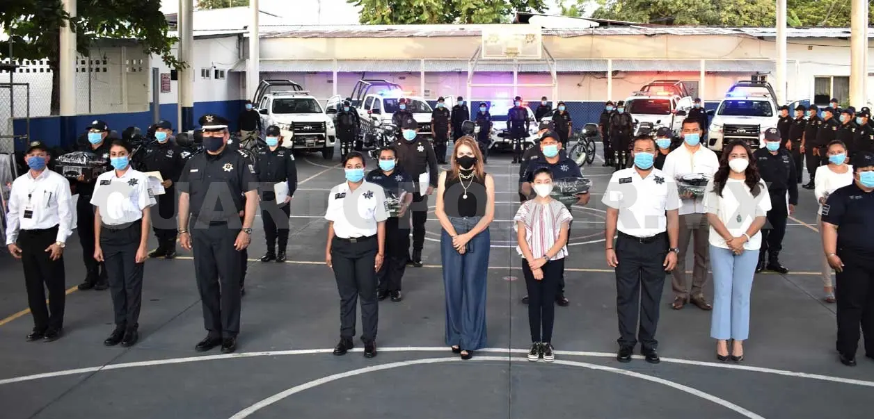 Entregan equipamiento a policías