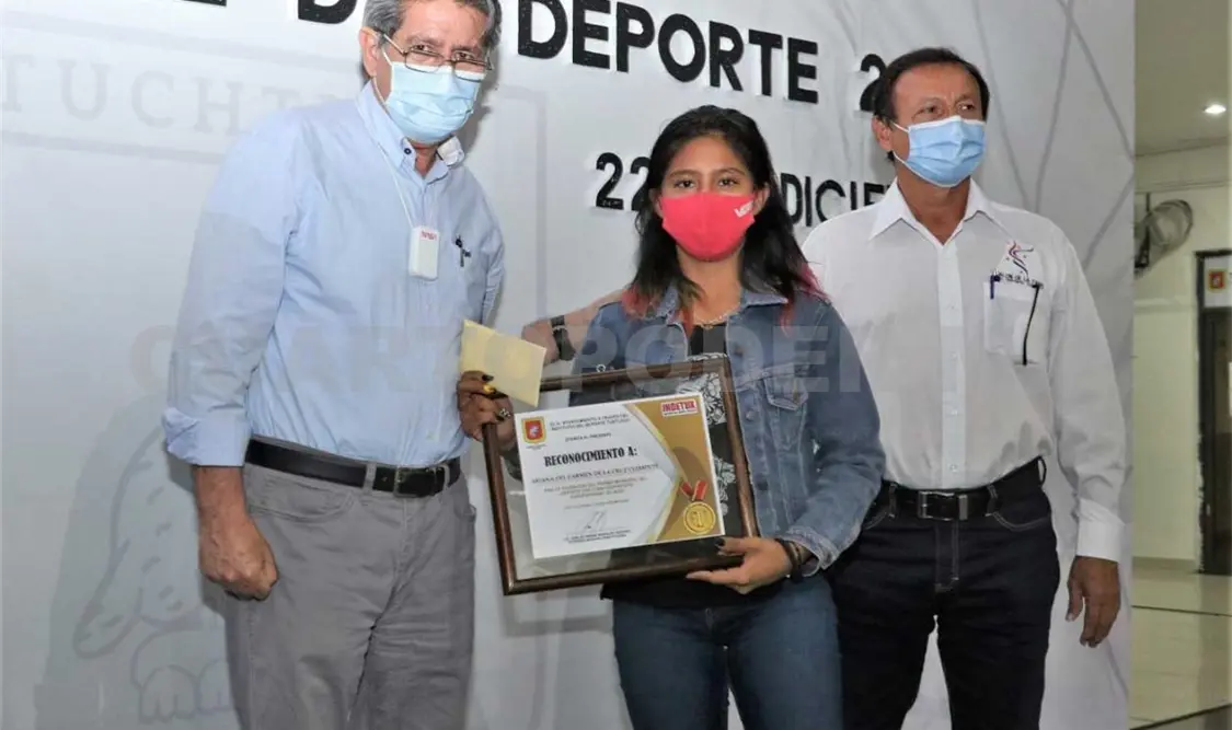 Carlos Morales entrega Premio Municipal del Deporte 2020