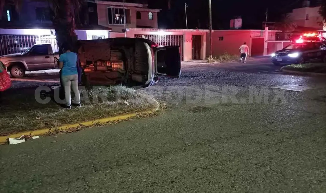 Adulto mayor vuelca su camioneta y sale ileso
