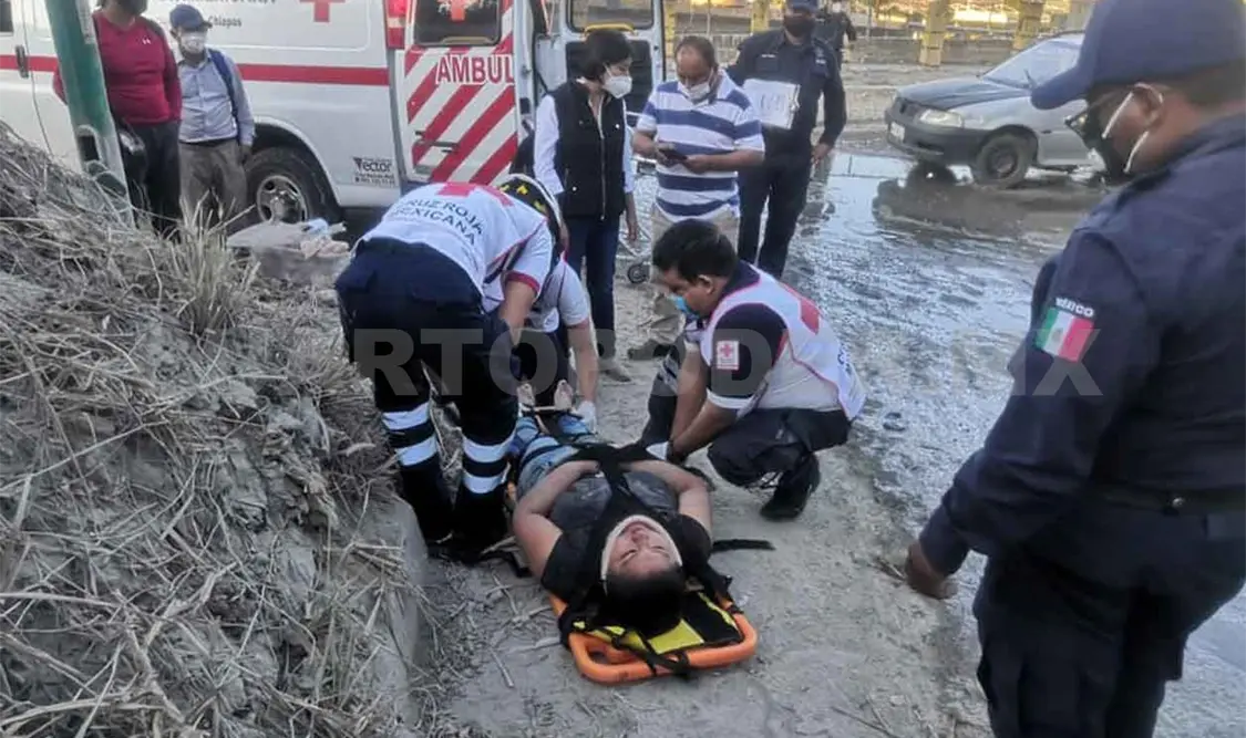 Dama resulta grave al derrapar moto