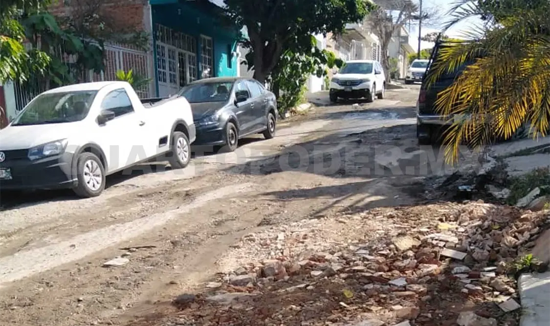 Exigen reparar vialidades en Jardines del Pedregal