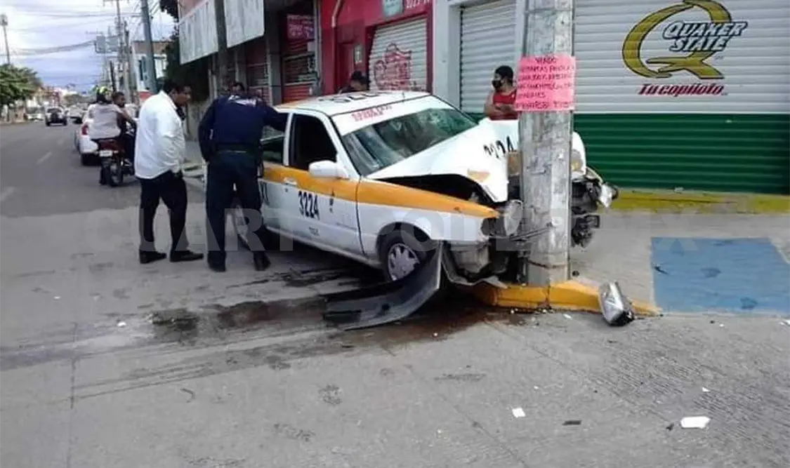 Taxista pierde el control y se estrella en poste de CFE
