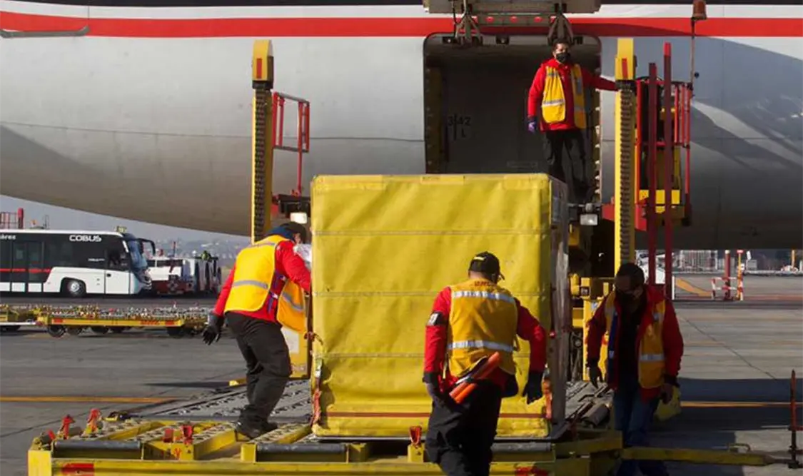 Este sábado aterrizó en el AICM un avión con el segundo lote de vacunas de Pfizer y BioNTech para atender el Covid-19. El Universal