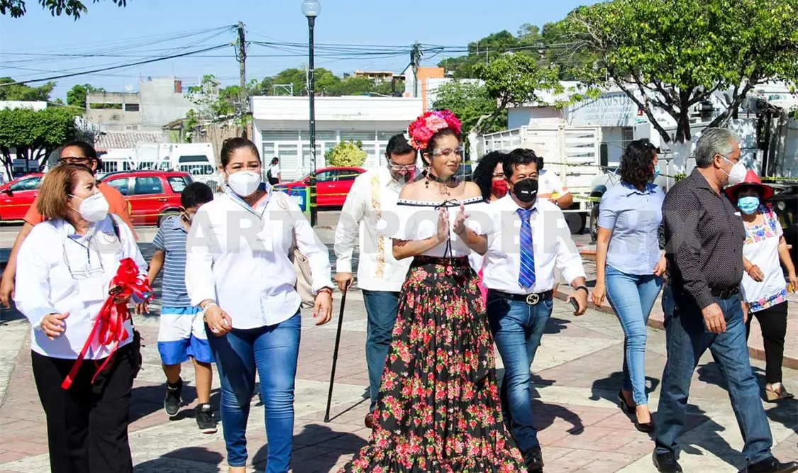 Autoridades de Tonalá en compañía de la reina Belén Bielma, apresuraron los festejos. Noel Vázquez / CP