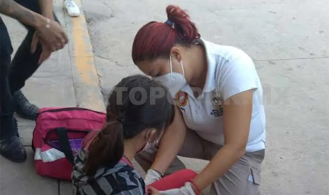 La niña jugaba en una de las aceras cuando al intentar cruzar la calle fue atropellada. Paramédicos se presentaron para valorarla. Ricardo López / CP