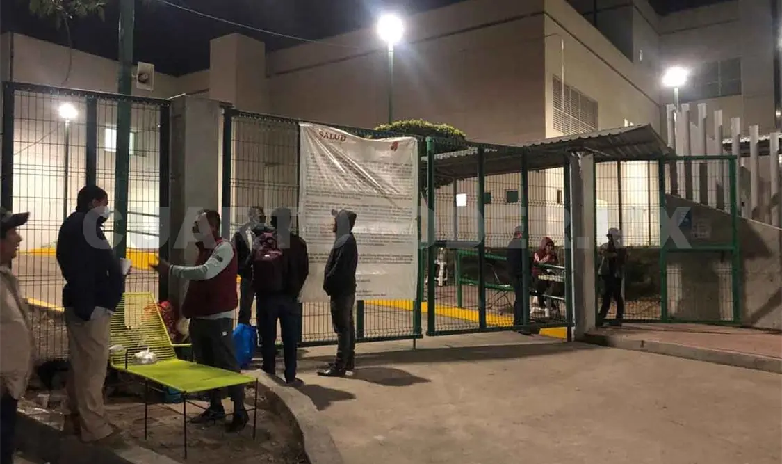 Niño continúa a la espera de atención médica