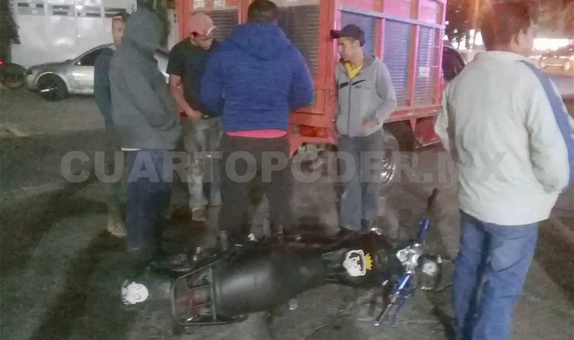 Motorista choca por alcance a camioneta