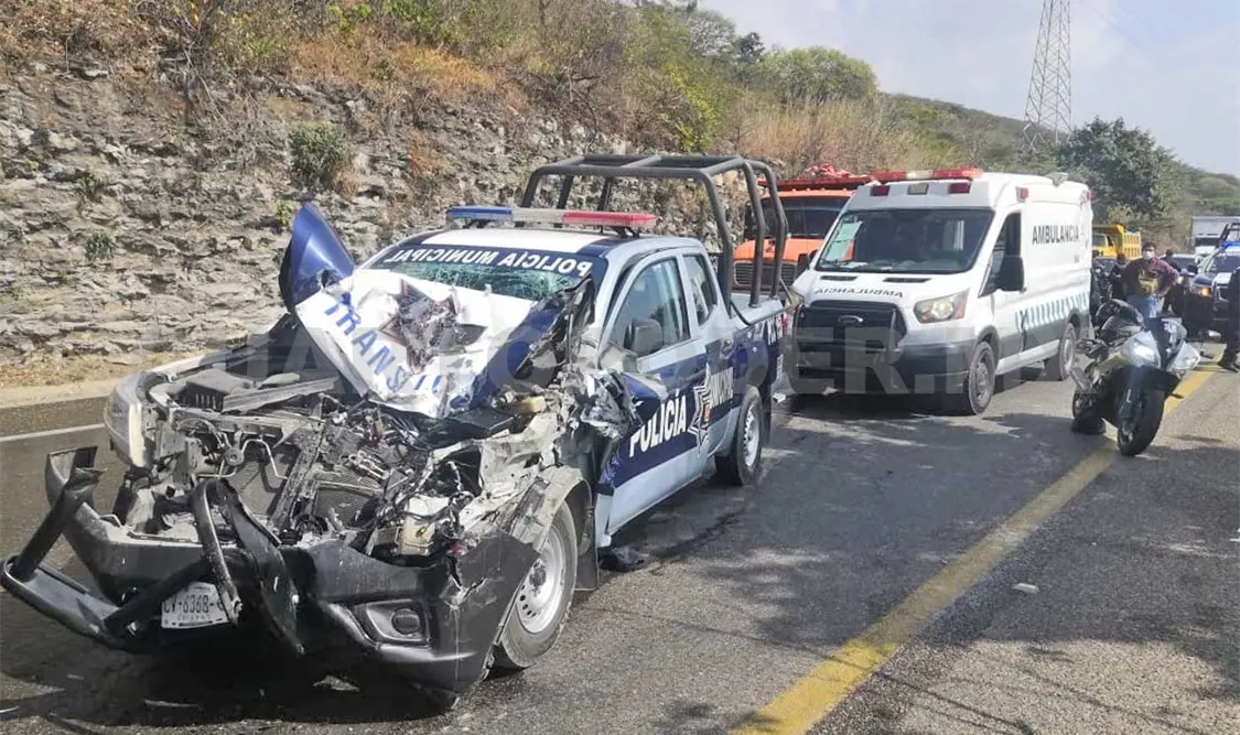 Se estrella patrulla; tres oficiales resultan heridos