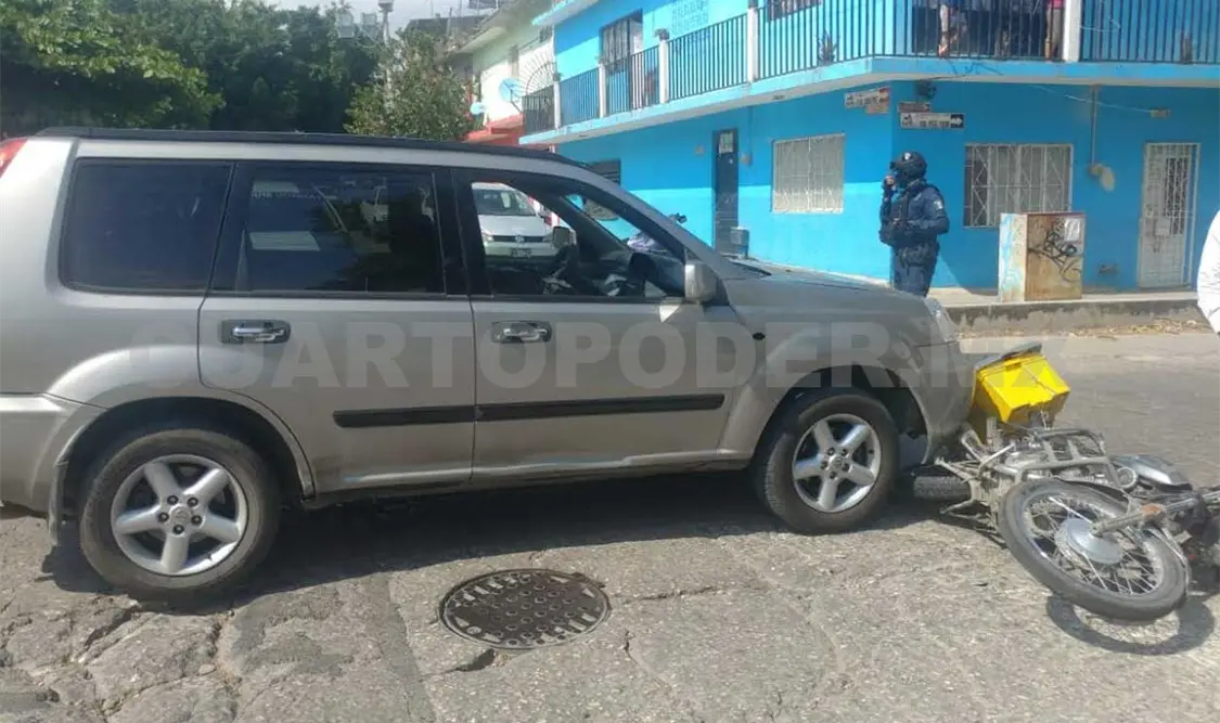 Hospitalizan a motorista arrollado por camioneta