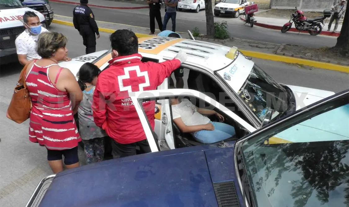Dos heridos en choque de taxi y una camioneta