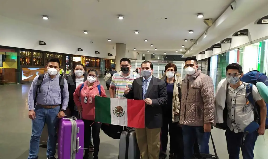 Vacunan a médicos que apoyan en la CDMX