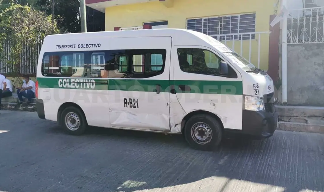 Colectivo y camioneta chocan en la Popular