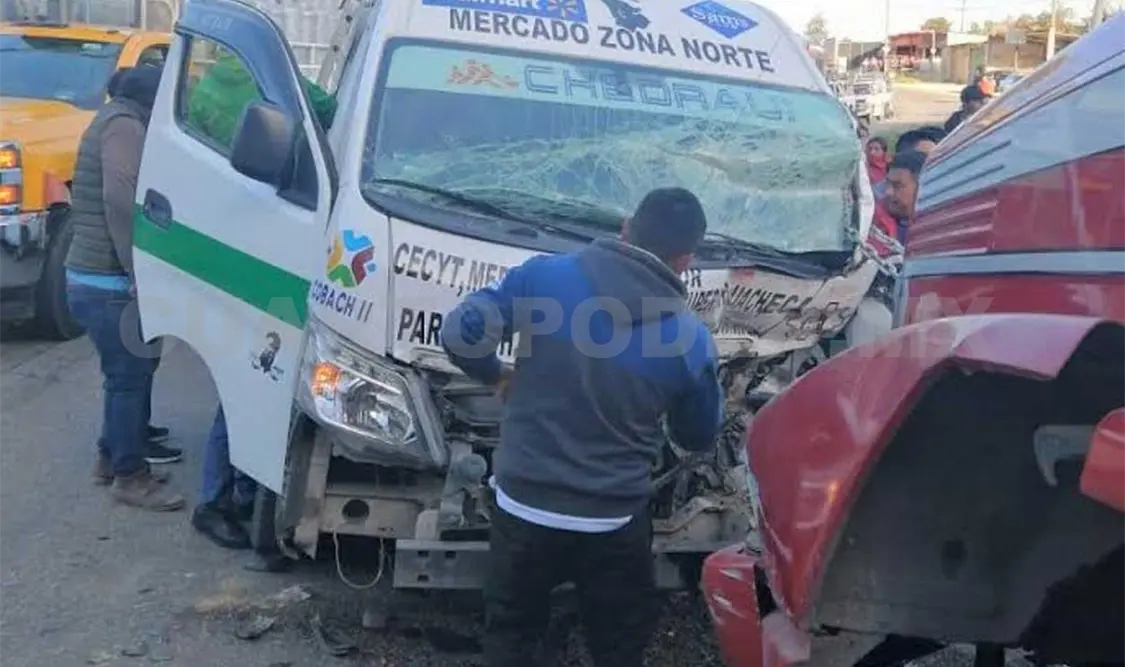 Encontronazo de combi y volteo deja un herido