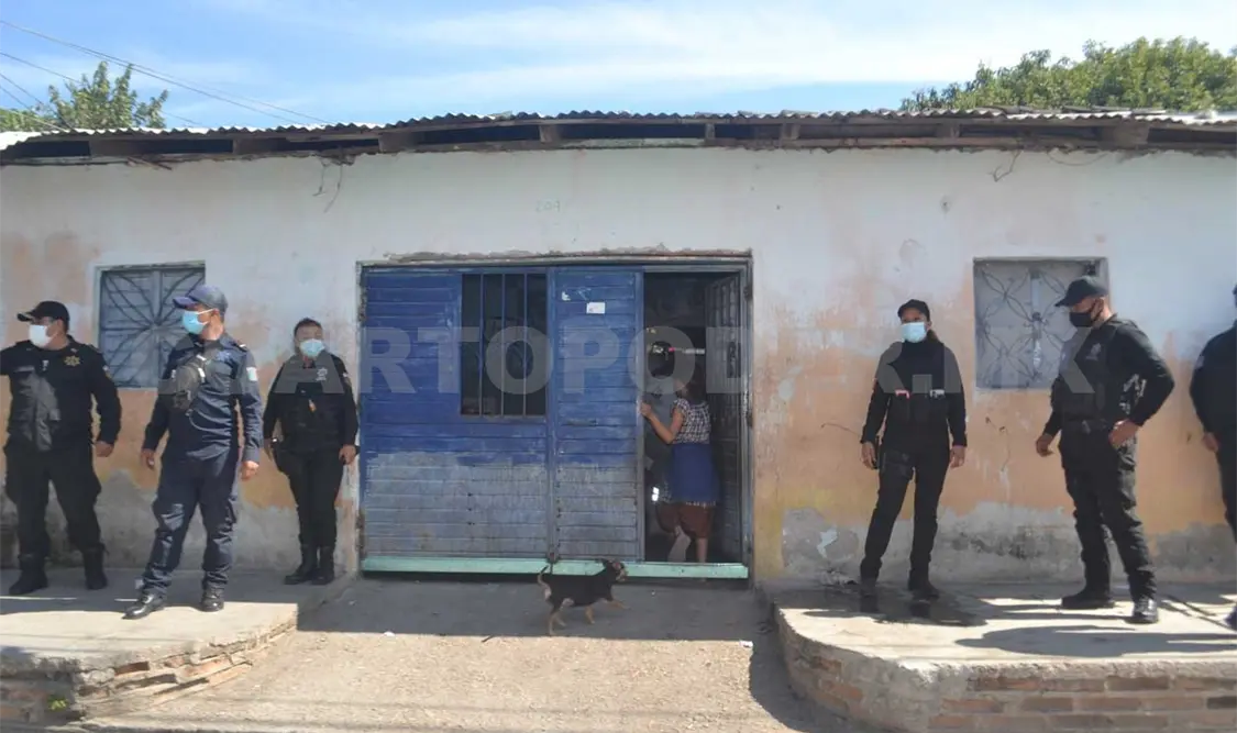 Hallan ahorcado a sujeto en la sala de su vivienda