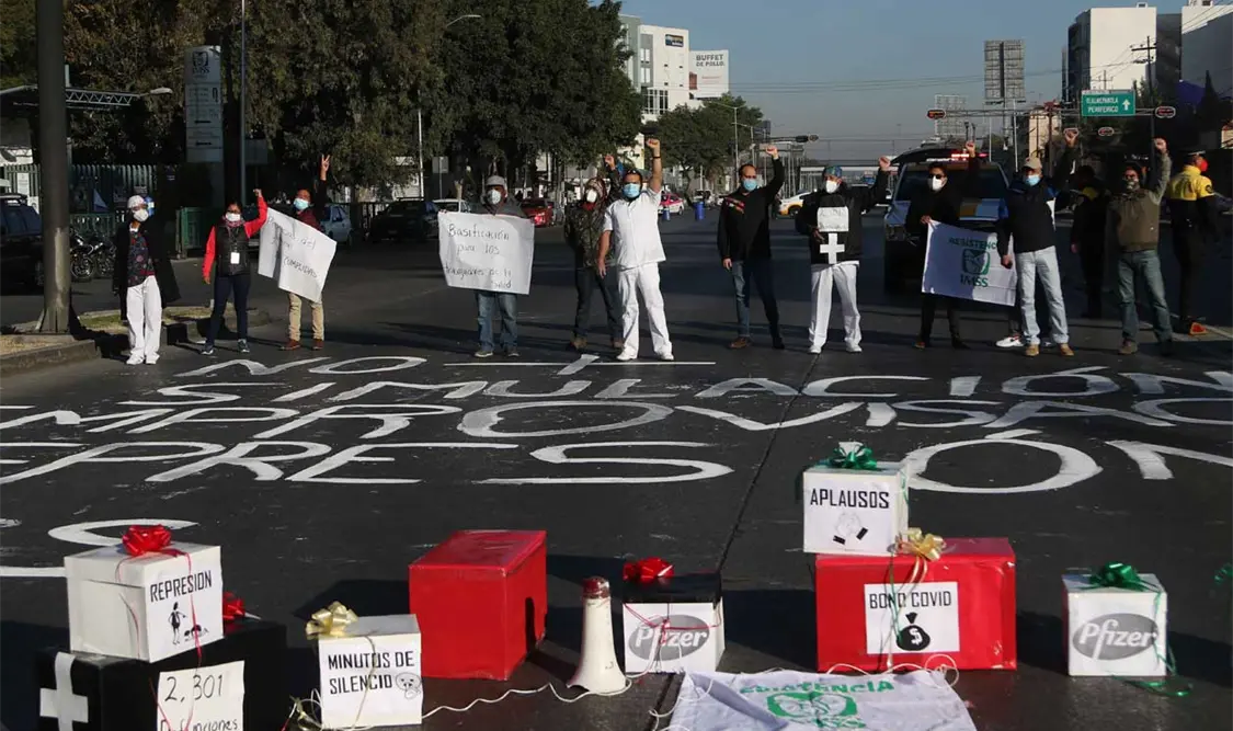 Protestan trabajadores de salud