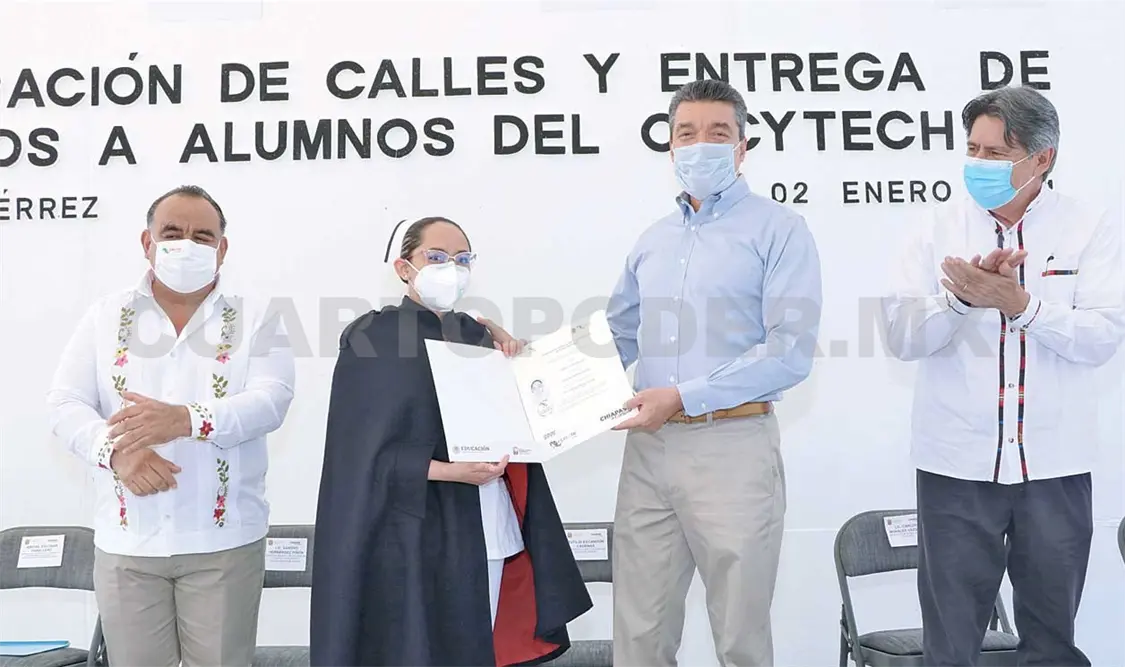 El gobernador deseó que los 723 estudiantes que egresaron tengan éxito y salud en este 2021. CP