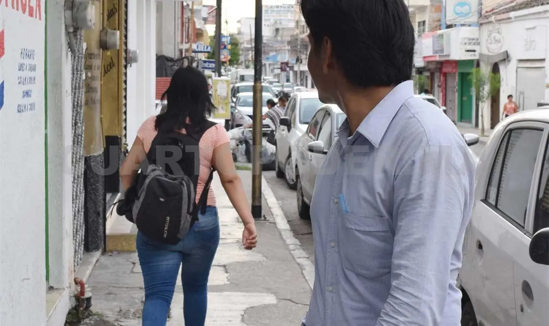Una joven mujer fue víctima de acoso mientras caminaba sobre calles del primer cuadro de la ciudad. Guillermo Ramos / CP