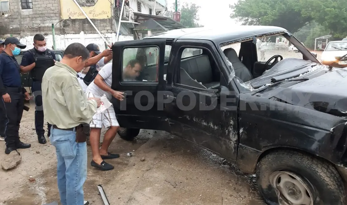 Derrapa y termina volcando