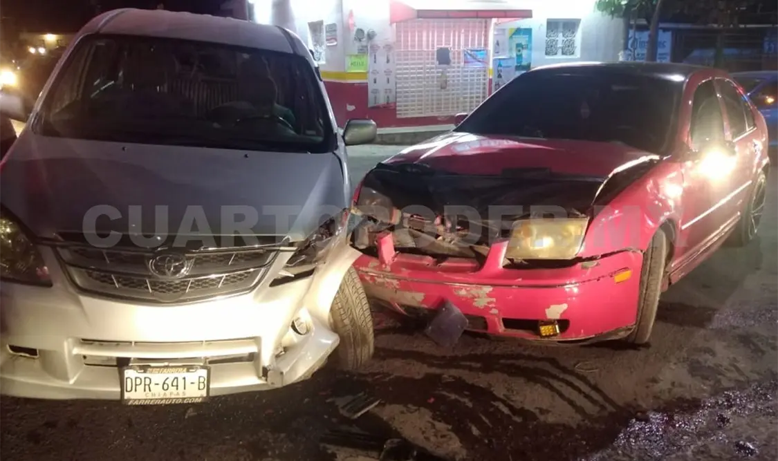 Aparatosa colisión deja dos heridos