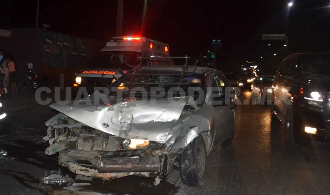 Cinco lesionados en percance entre camioneta y un Sentra