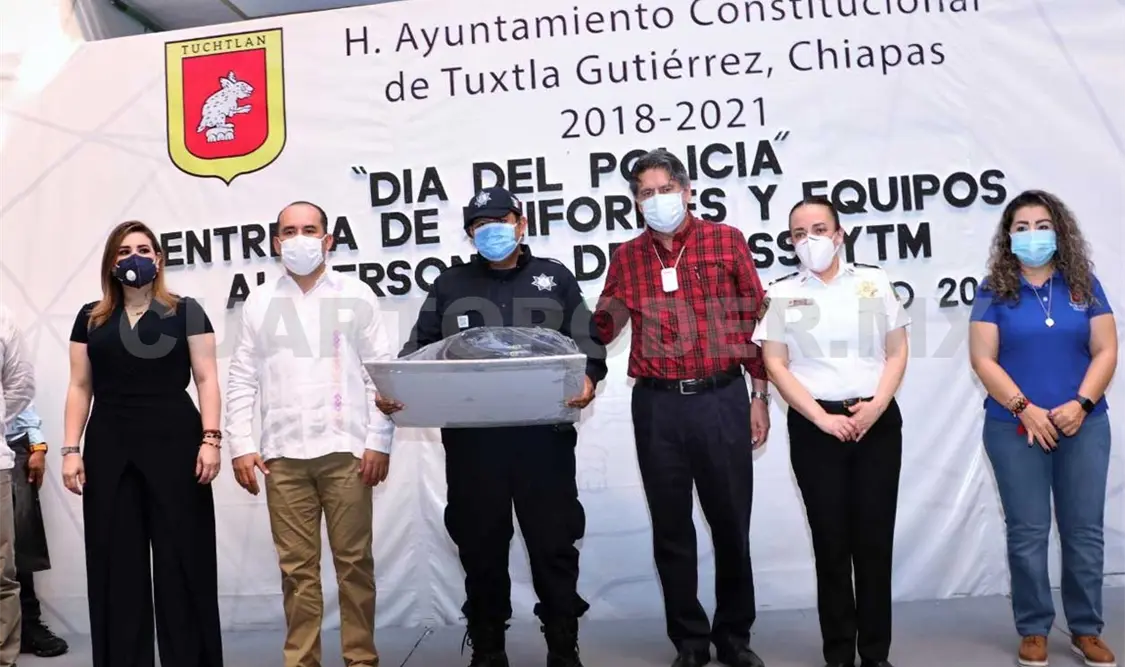Entregan equipamiento a policías municipales