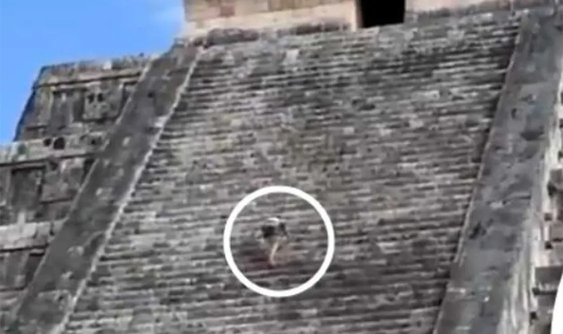 Trabajadores de la zona arqueológica pusieron a disposición de las autoridades a la infractora. Cortesía