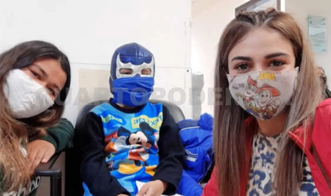 Niño con leucemia se viste como Blue Demon Jr.