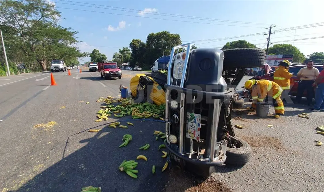 Camioneta cargada con plátano vuelca en choque