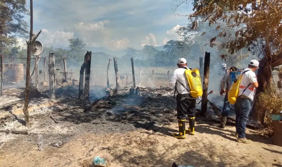 Se incendia vivienda y queda reducida a cenizas