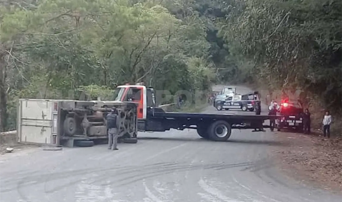 Chofer de camión pierde control y termina volcando
