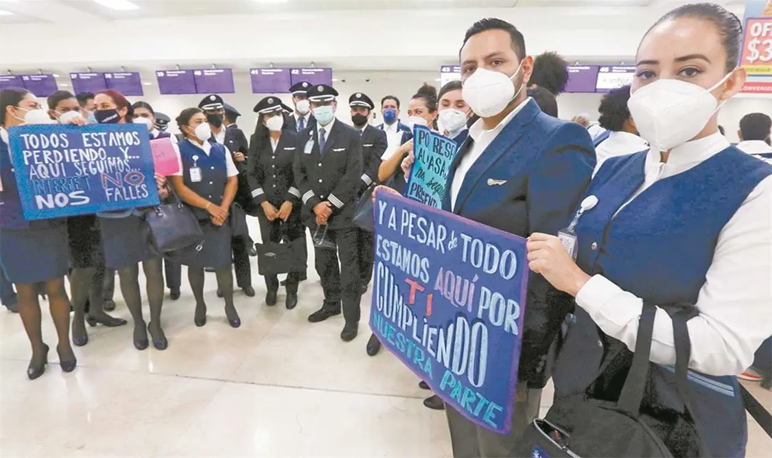 Cuelgan banderas rojinegras en Interjet