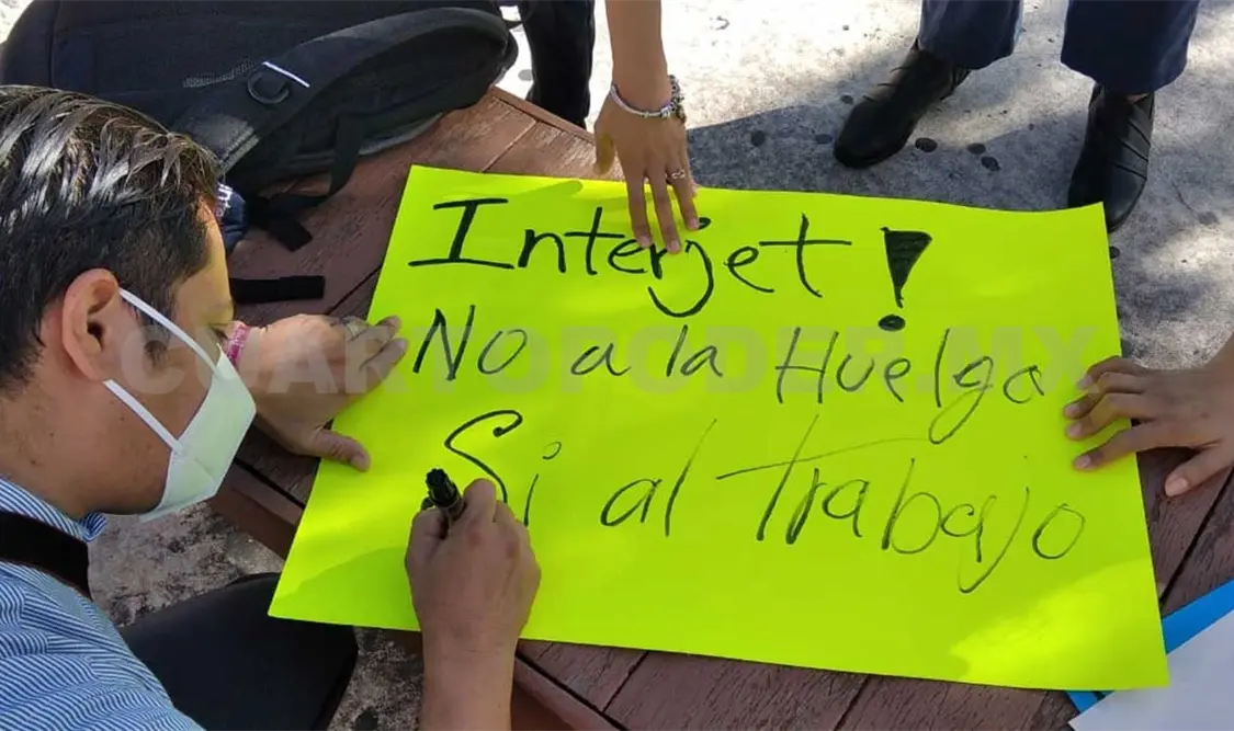 Protestan empleados de Interjet por falta de pagos