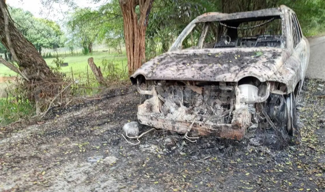 Vehículo calcinado es abandonado
