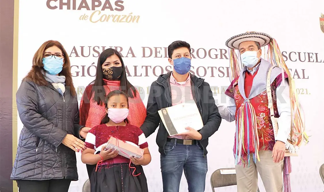 Escandón Cadenas presenció la música tradicional de la región de los Altos. CP