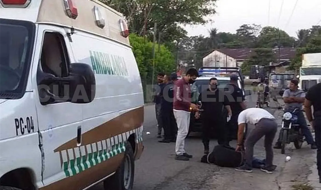 Paramédicos llegaron a valorar a Rodrigo Antonio “N” y lo trasladaron a un hospital. CP