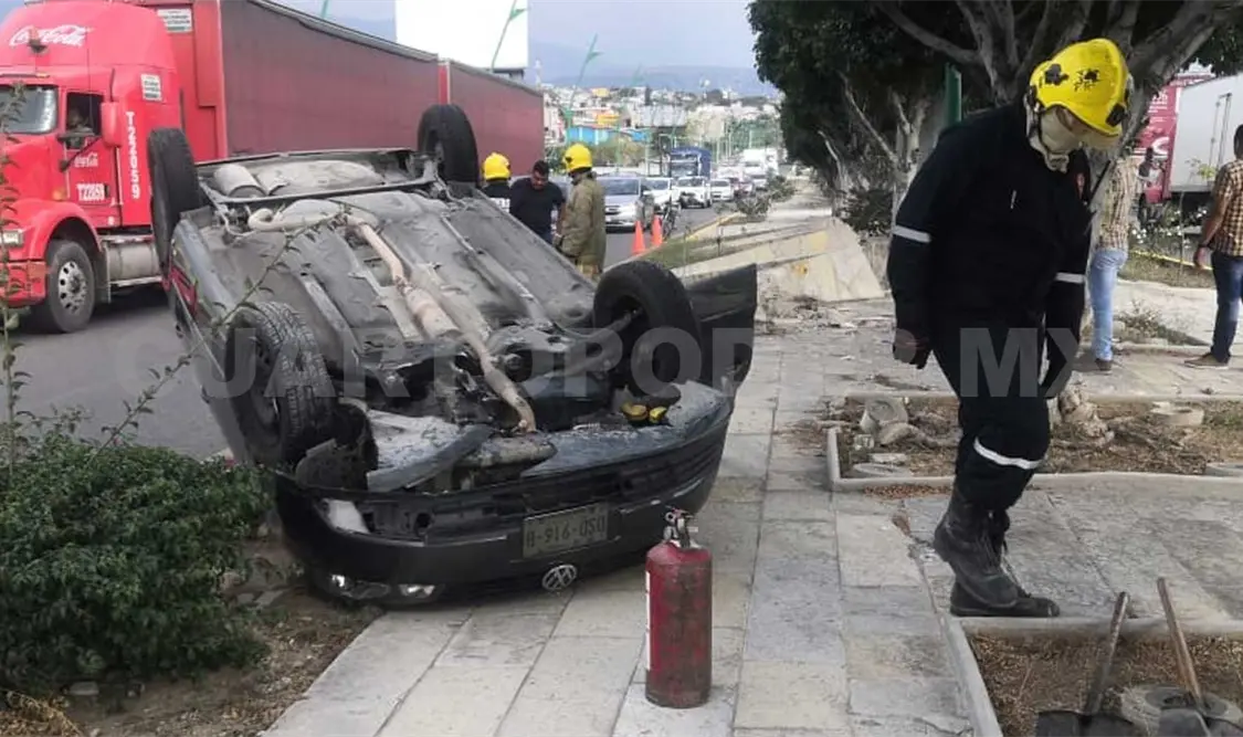 Todo indica que fue el exceso de velocidad lo que provocó que el conductor perdiera el control y al estrellarse contra la laja del camellón central terminó por volcar. Ulises López / CP