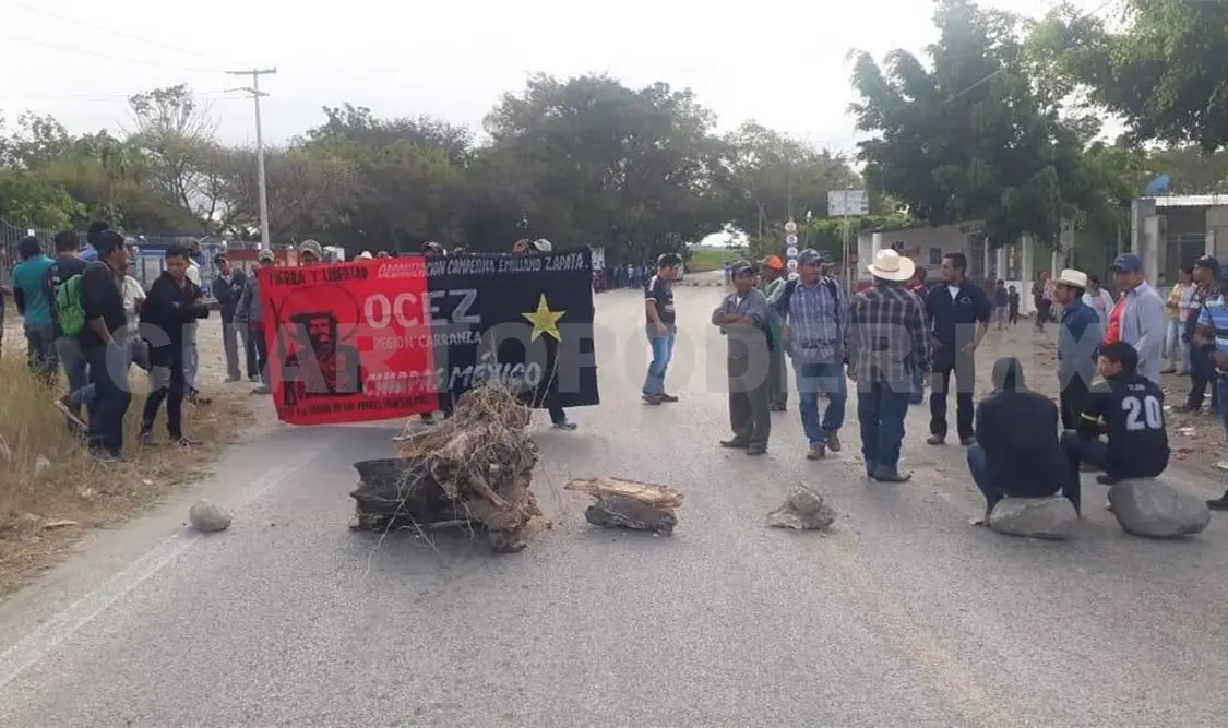 Instalan bloqueo en carretera a Carranza