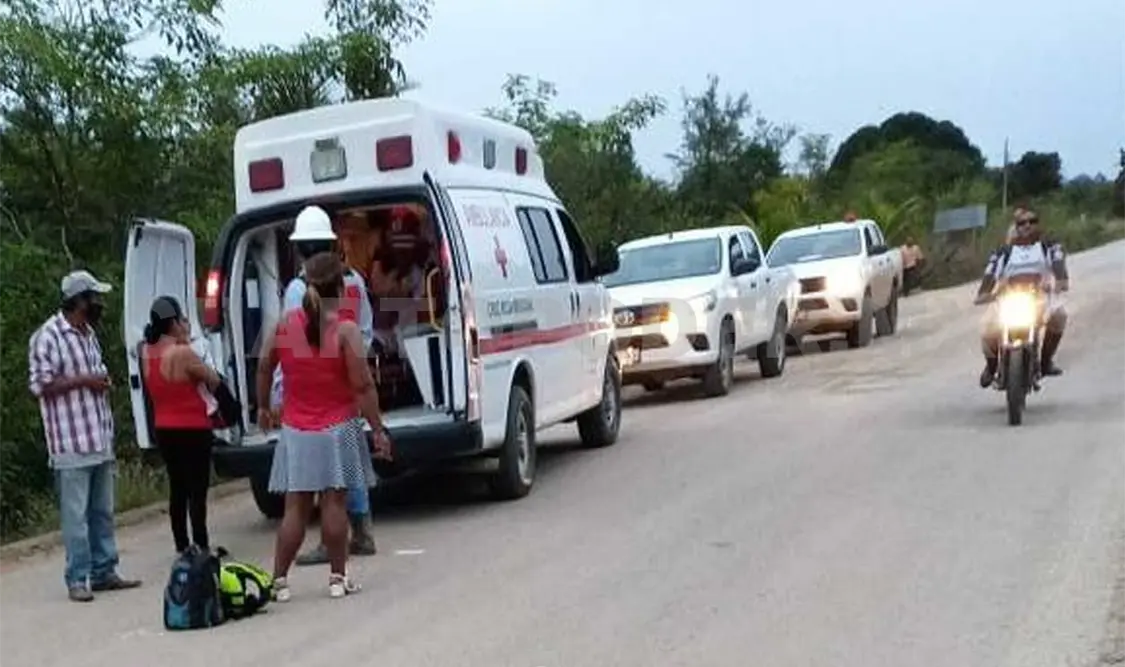 Se estrella motociclista en camión y sale herido