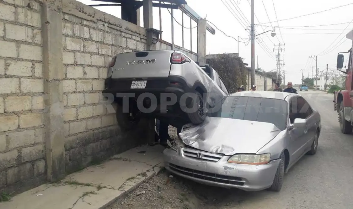 Niño provoca accidente y opta por dejar su carro