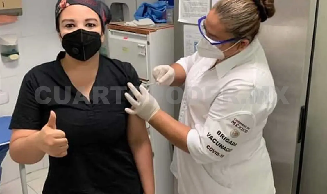 Médicos y enfermeras reciben vacuna