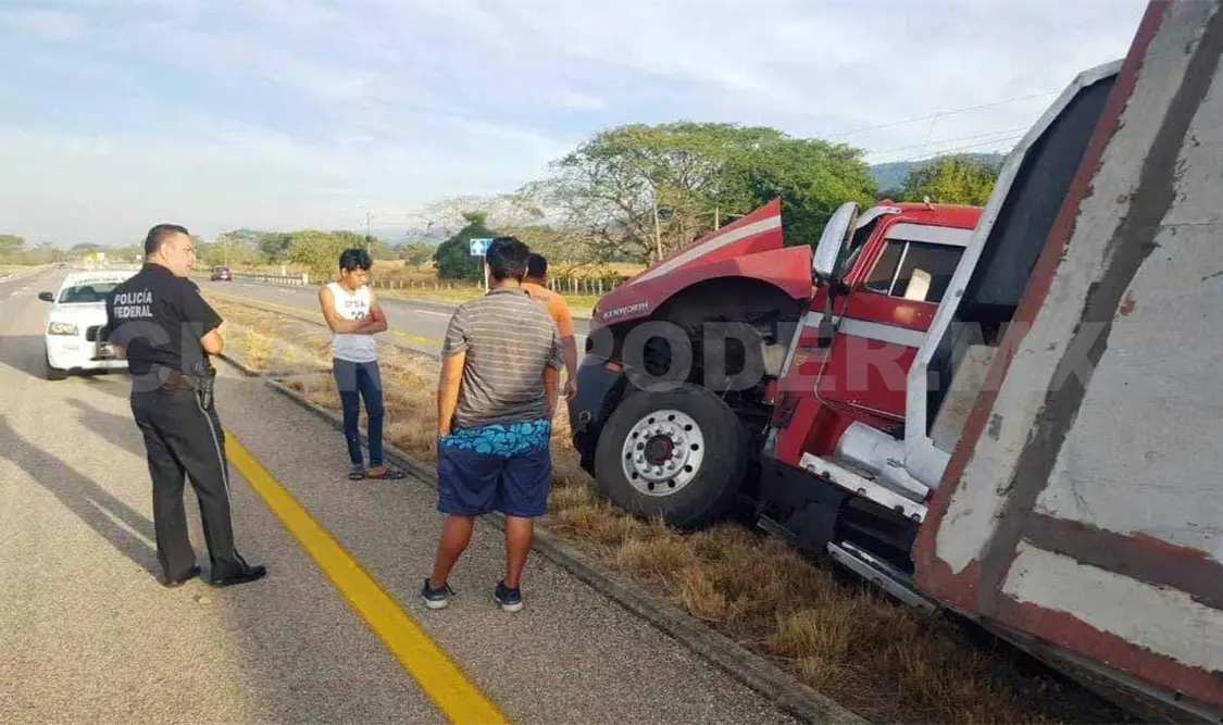 Vuelca tráiler en la carretera Costera