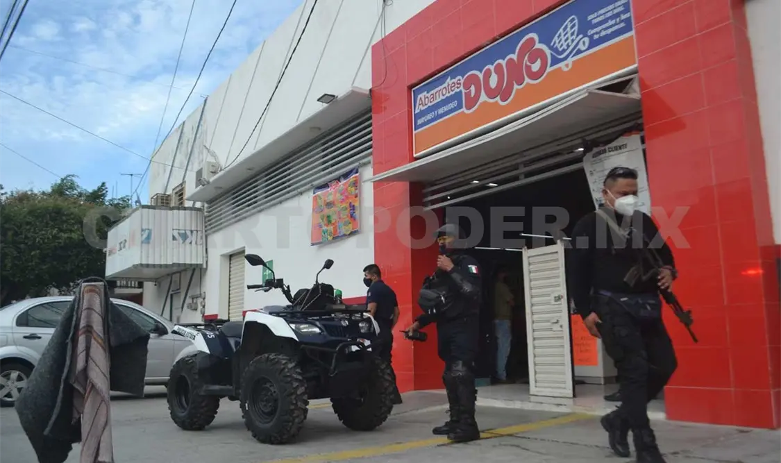 Sujetos armados asaltan tienda y escapan con botín
