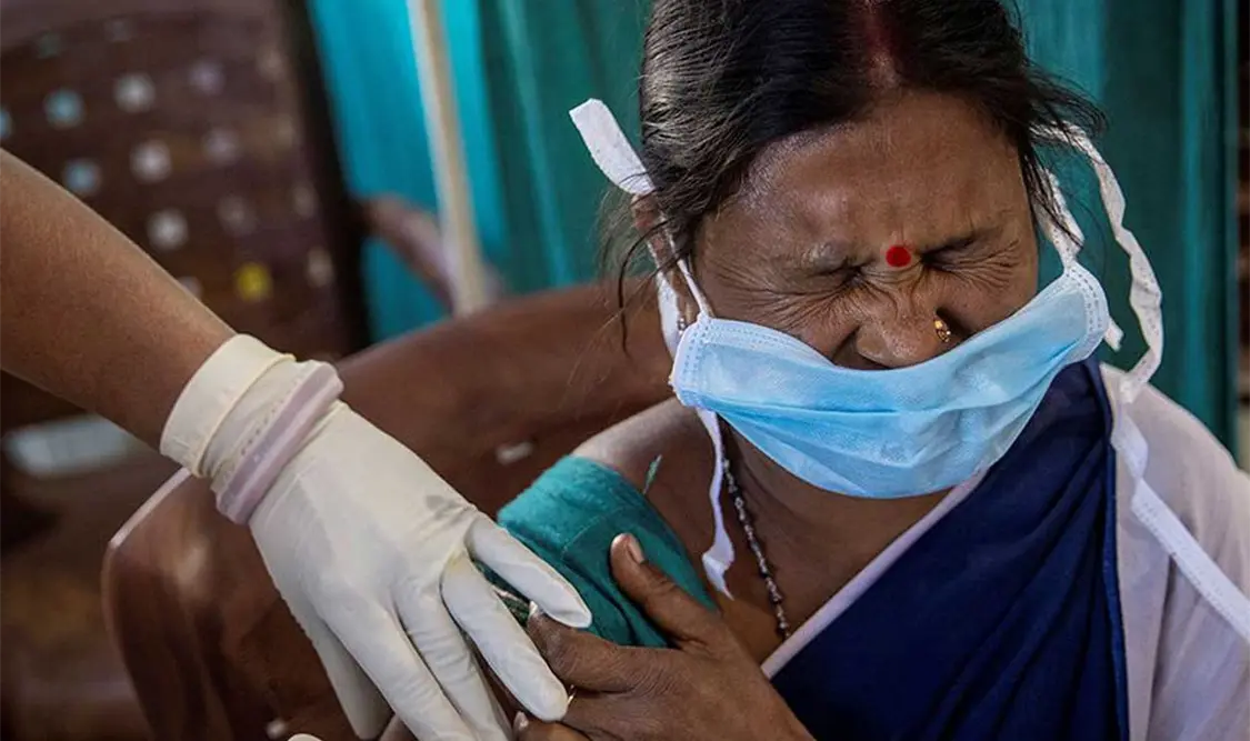 India espera vacunar a 300 millones de los mil 300 millones de habitantes para julio. Cortesía