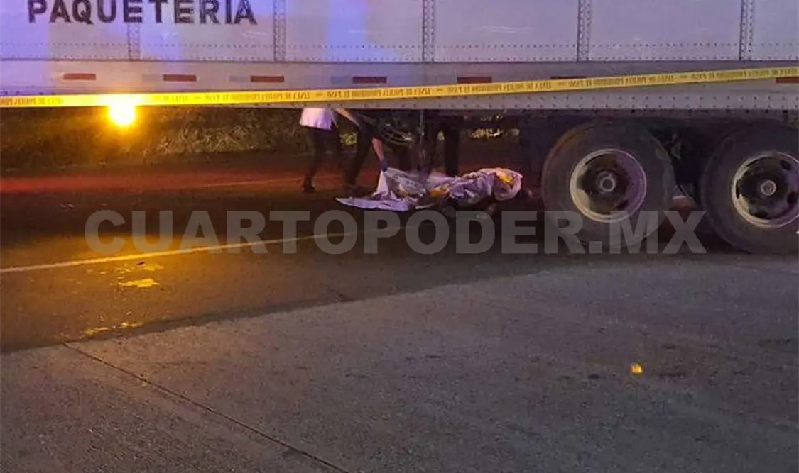 Debajo de los neumáticos del camión quedó el elemento activo de la Secretaría de Marina Armada de México. CP
