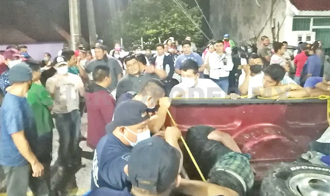 La enardecida turba logró detener al presunto responsable de abusar de una niña en un domicilio de la colonia Maya Lacanjá, en Palenque. Genaro Sánchez / CP