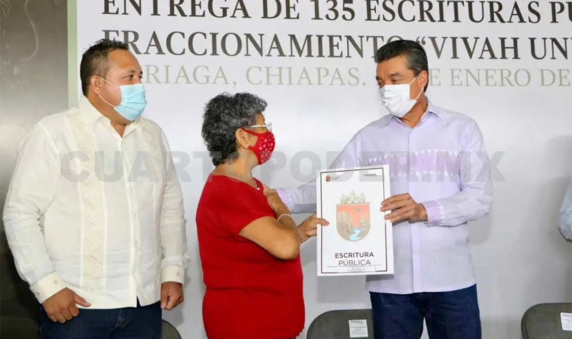 Luego de 20 años, 135 familias reciben escrituras en Arriaga