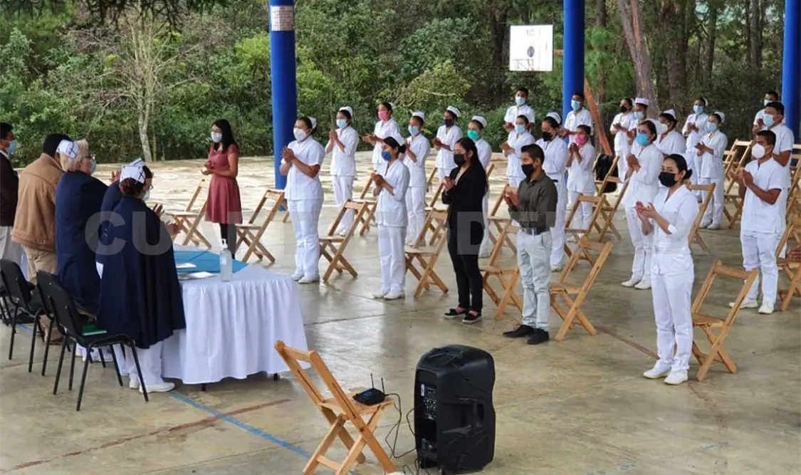 Jóvenes de Jitotol reciben título profesional
