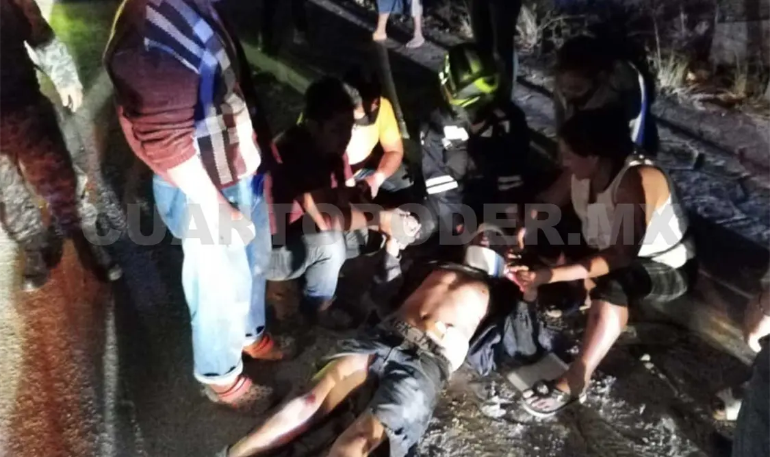 Pareja de motociclistas es arrollada; uno queda grave