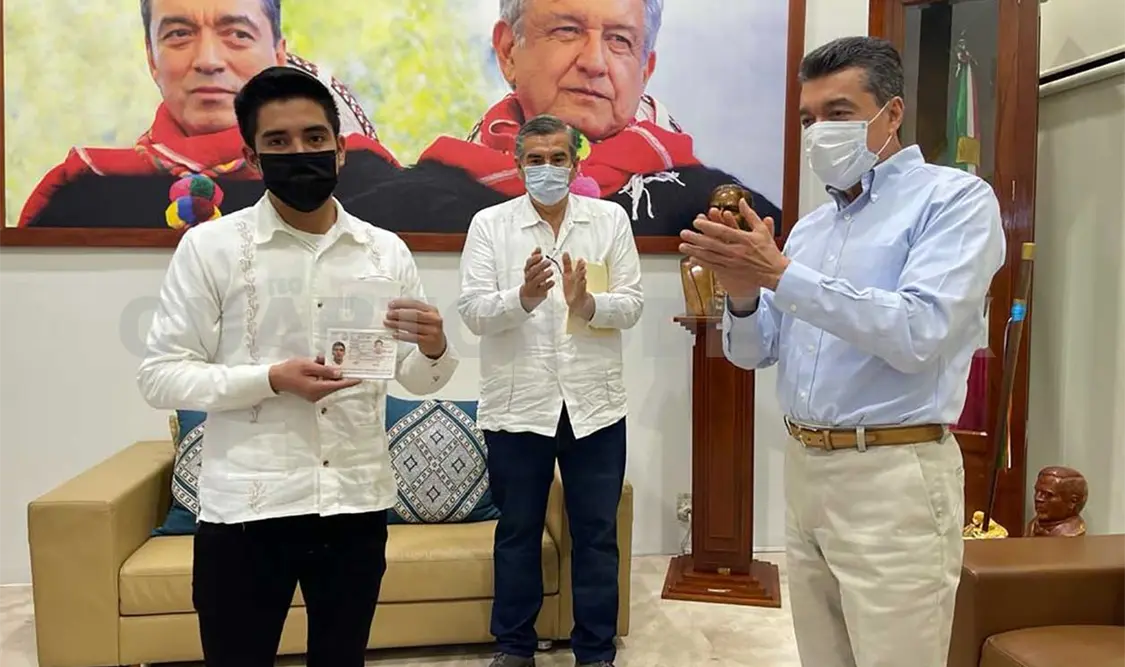 Estudiante que viajará a la NASA recibe pasaporte