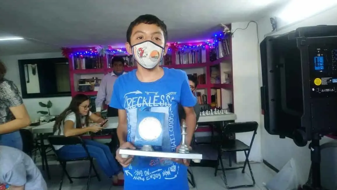 El tablerista Carlos Daniel Zúñiga Chacón, del Club Yashalum de Yajalón, se coronó campeón del certamen efectuado en esta capital. Cortesía